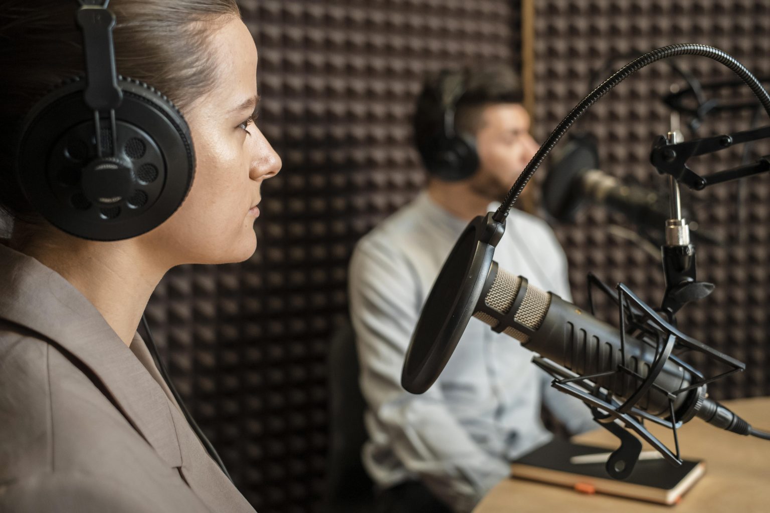 Profissional preparando uma programação de rádio corporativa