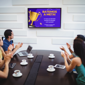 empresa utilizando TV Corporativa para parabenizar os funcionários