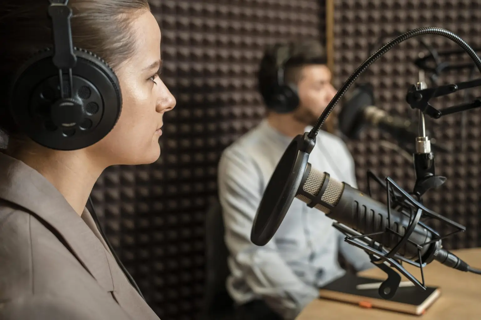 Profissional preparando uma programação de rádio corporativa